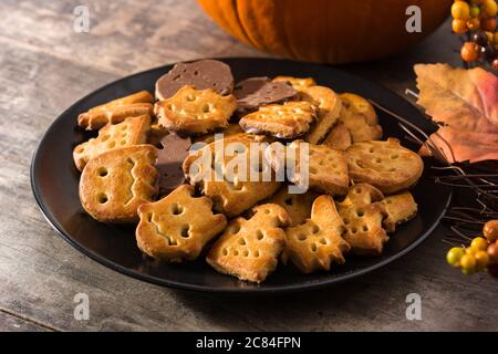 Lustige Halloween Kekse auf Holztisch Stockfoto