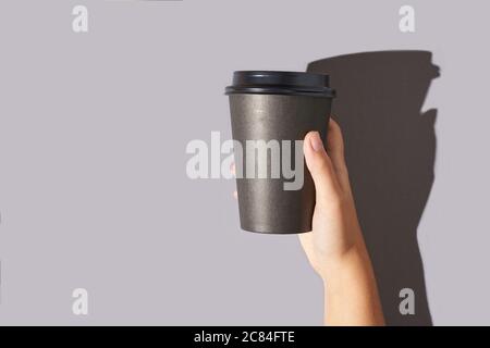 Mädchen Hand halten Kaffee Plastikbecher Stockfoto