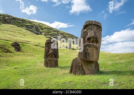 Moai liegt am Hang des Vulkankraters Rano Raraku auf der Osterinsel in Chile. Stockfoto