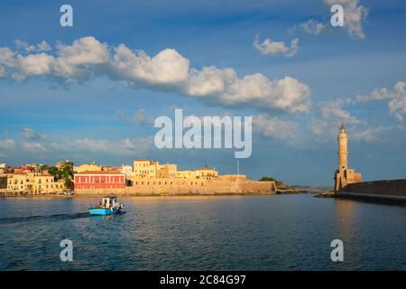 Boot im malerischen alten Hafen von Chania, Insel Crete. Griechenland Stockfoto