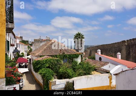 Obidos, Portugal - 1. Juni 2017: Blick auf die malerische mittelalterliche Stadt Obidos in Portugal beliebtes Touristenziel Stockfoto