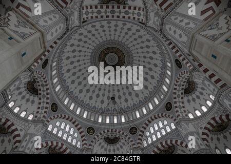 Adana / Türkei - 12 14 2019: decke mit islamischem Motiv in der Sabancı Canter Moschee. Stockfoto