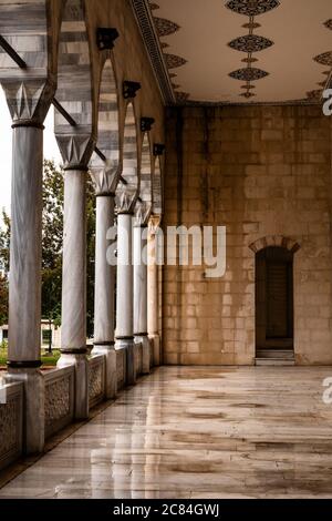 Korridor von der Sabancı-Moschee in Adana Türkei Stockfoto