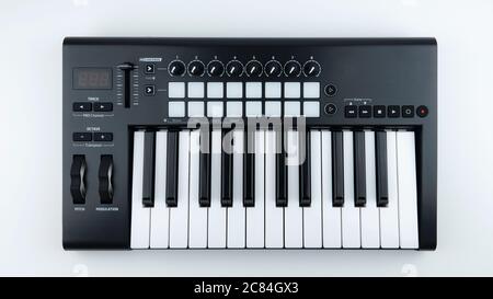 midi-Controller-Tastatur, Pads Nobs und Tasten. Stockfoto