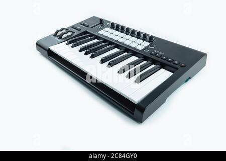 midi-Controller-Tastatur, Pads Nobs und Tasten. Stockfoto