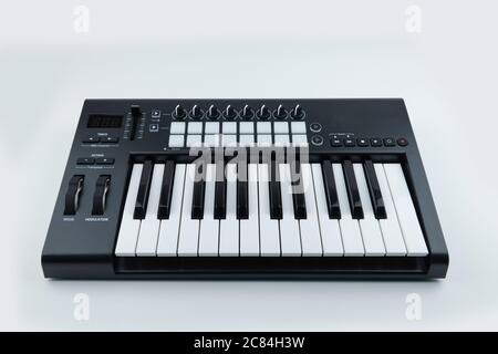 midi-Controller-Tastatur, Pads Nobs und Tasten. Stockfoto