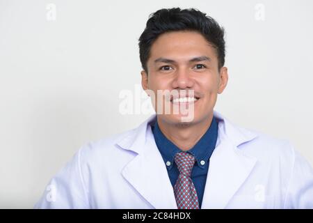 Portrait von glücklich gut aussehend asiatischen Mann Arzt lächelnd Stockfoto