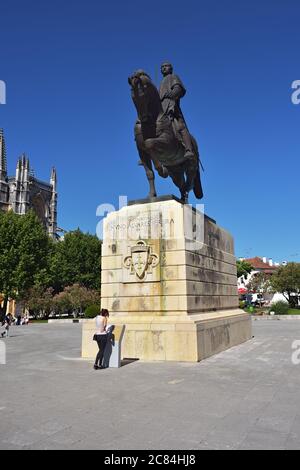 BATALHA PORTUGAL - 4. JUNI 2017: Reiterstatue von Dom Nuno Alvares Pereira im Kloster von Batalha in Portugal. Er war ein Portugiese 14. Jahrhundert Stockfoto