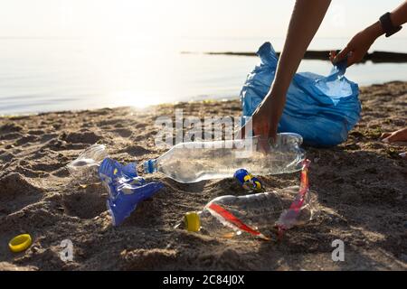 Freiwillige Reinigung Verschmutzte Strand Abholung Kunststoff-Papierkorb Im Freien, Abgeschnitten Stockfoto