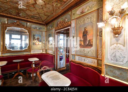 Italien, Venedig: Das Florian Cafe oder Caffe Florian ist das älteste, berühmte und luxuriöse Kaffeehaus am Markusplatz (Piazza San Marco). Gegründet in 1 Stockfoto