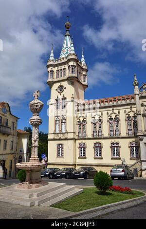 SINTRA, PORTUGAL - 10. MAI 2017: Barocker Rathausturm, erbaut 1906-1909. Seit 1995 ist die Kulturlandschaft Sintra in die UNESCO-Liste der Welt aufgenommen Stockfoto