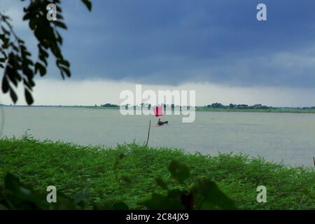 blauer Himmelshintergrund mit winzigen Wolken Stockfoto