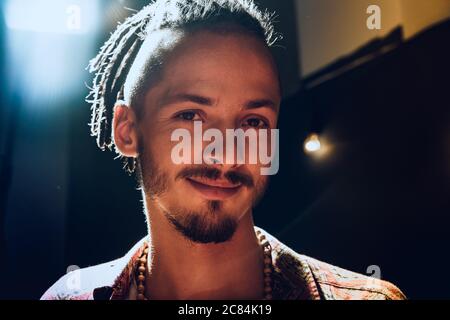 Nahaufnahme eines jungen, stylischen Mannes mit Dreadlocks Stockfoto