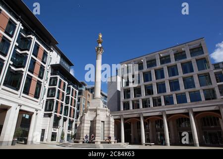 London, Großbritannien, 21. Juli 2020: Obwohl Premierminister Boris Johnson die Menschen zur Rückkehr an die Arbeit auffordert, ist der Paternoster Square, die Heimat der Londoner Börse, fast menschenleer. Normalerweise würde die City of London mit Arbeitern und Touristen an einem Wochentag Morgen überdrängt werden. Anna Watson/Alamy Live News Stockfoto