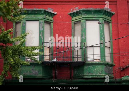 Farbenfrohe Erkerfenster in Chinatown, Vancouver, British Columbia, Kanada. Stockfoto