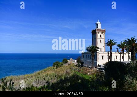 Marokko, Tanger: Leuchtturm von Cape Spartel, Vorgebirge entlang der marokkanischen Küste am südlichen Eingang der Straße von Gibraltar, separat Stockfoto