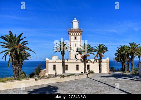 Marokko, Tanger: Leuchtturm von Cape Spartel, Vorgebirge entlang der marokkanischen Küste am südlichen Eingang der Straße von Gibraltar, separat Stockfoto