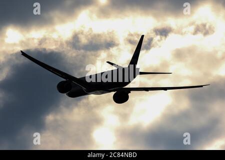 Eine Boeing 777-36N(er) von British Airways fährt ab London Heathrow Stockfoto