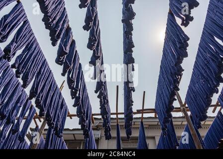 Blau gefärbte Seide hängen in Gewebe Weberei in Amarapura, Myanmar Stockfoto