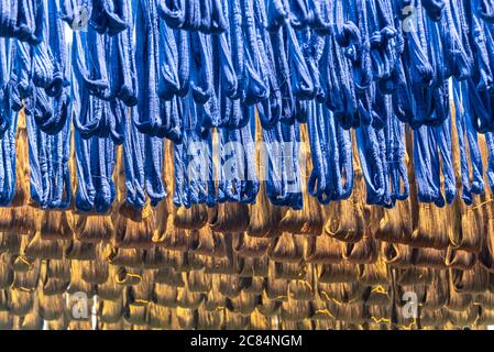 Blau gefärbte Seide hängen in Gewebe Weberei in Amarapura, Myanmar Stockfoto