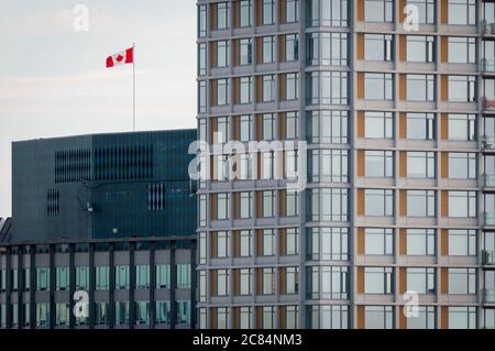 Die kanadische Ahornblatt-Flagge fliegt auf einem Hochhaus in Vancouver, British Columbia, Kanada. Stockfoto