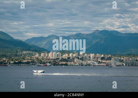 Ein Wasserflugzeug des Harbour Air De Havilland Otter DHC3 Float hebt im Hafen von Vancouver, British Columbia, Kanada ab. Stockfoto