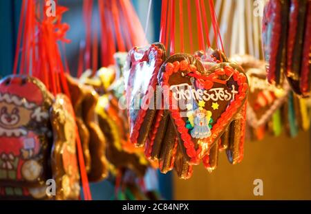 Lebkuchenherz, dekorative Süßigkeiten auf traditionellem Weihnachtsmarkt, Weihnachtsferien Stockfoto