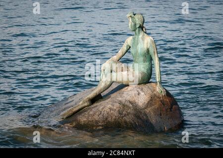 'Girl in a Wetsuit' von Elek Imredy, Vancouver, British Columbia, Kanada. Stockfoto