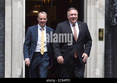 Außenminister Dominic Raab (links) und US-Außenminister Mike Pompeo verlassen nach einem privaten Treffen mit Premierminister Boris Johnson die Downing Street 10 in London. Stockfoto