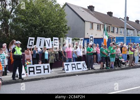 Irische Fußballfans versammeln sich am Walkinstown-Kreisverkehr in Dublin, um das Leben des ehemaligen irischen Managers Jack Charlton zur gleichen Zeit der Beerdigung in Newcastle zu feiern. Der Weltcup-Sieger, starb am 10. Juli im Alter von 85 Jahren. Stockfoto