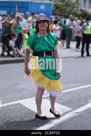 Irische Fußballfans versammeln sich am Walkinstown-Kreisverkehr in Dublin, um das Leben des ehemaligen irischen Managers Jack Charlton zur gleichen Zeit der Beerdigung in Newcastle zu feiern. Der Weltcup-Sieger, starb am 10. Juli im Alter von 85 Jahren. Stockfoto