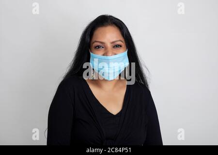 Indische Frau trägt Covid Schutzmaske Stockfoto