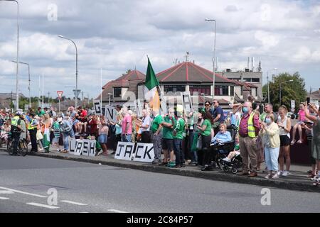 Irische Fußballfans versammeln sich am Walkinstown-Kreisverkehr in Dublin, um das Leben des ehemaligen irischen Managers Jack Charlton zur gleichen Zeit der Beerdigung in Newcastle zu feiern. Der Weltcup-Sieger, starb am 10. Juli im Alter von 85 Jahren. Stockfoto