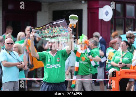 Irische Fußballfans versammeln sich am Walkinstown-Kreisverkehr in Dublin, um das Leben des ehemaligen irischen Managers Jack Charlton zur gleichen Zeit der Beerdigung in Newcastle zu feiern. Der Weltcup-Sieger, starb am 10. Juli im Alter von 85 Jahren. Stockfoto