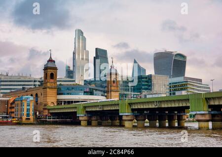 Cannon Street Station, Dachgärten, Themse, Eisenbahnbrücke, City of London, London, England Stockfoto