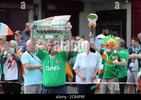 Irische Fußballfans versammeln sich am Walkinstown-Kreisverkehr in Dublin, um das Leben des ehemaligen irischen Managers Jack Charlton zur gleichen Zeit der Beerdigung in Newcastle zu feiern. Der Weltcup-Sieger, starb am 10. Juli im Alter von 85 Jahren. Stockfoto