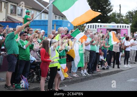 Irische Fußballfans versammeln sich am Walkinstown-Kreisverkehr in Dublin, um das Leben des ehemaligen irischen Managers Jack Charlton zur gleichen Zeit der Beerdigung in Newcastle zu feiern. Der Weltcup-Sieger, starb am 10. Juli im Alter von 85 Jahren. Stockfoto