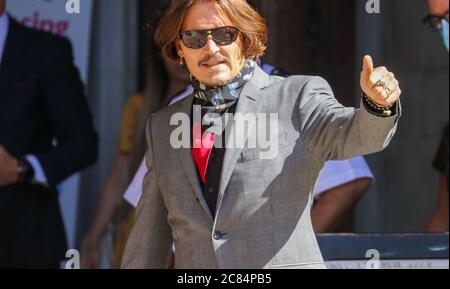 LONDON, ENGLAND, JULI 21 2020, Schauspieler und Musiker Johnny Depp kommt heute wegen seines Verleumdungsgerichts gegen die Herausgeber der Zeitung Sun vor das High Court in London (Quelle: Lucy North) Quelle: MI News & Sport /Alamy Live News Stockfoto