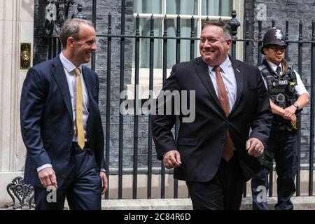 Mike Pompeo, US-Außenminister, in Downing Street bei seinem Besuch in Großbritannien mit dem britischen Außenminister Dominic Raab. Pompeo trifft heute mit Premierminister Boris Johnson und Außenminister Dominic Raab sowie mit Wirtschaftsführern zusammen. Kredit: Imageplotter/Alamy Live Nachrichten Stockfoto