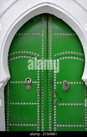 Marokko, Tetouan: Detail des gerippten Gewölbes einer grünen Tür mit silbernen Nieten in der Medina, die als UNESCO-Weltkulturerbe registriert ist Stockfoto