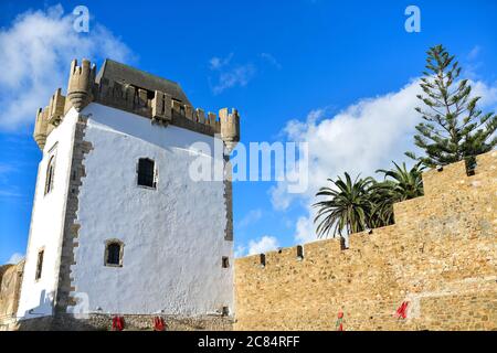 Marokko, Asilah: Badeort an der Nordwestspitze der Atlantikküste, südlich von Tanger. Portugiesischer Turm und Stadtmauer der Medina, Denkmäler c Stockfoto