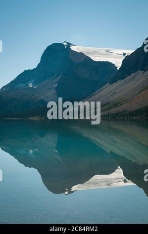 Crowfoot Mountain spiegelt sich in Bow Lake, Alberta, Kanada. Stockfoto