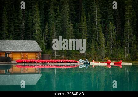 Kanadische Kanus Reihen sich am Rande des Lake Laus, Alberta, Kanada. Stockfoto