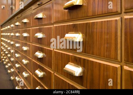 Vintage Schrank mit Schubladen, leere Etiketten, schiefender Fokus Stockfoto