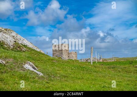 Die schöne Küste neben Carrickabraghy Castle - Isle of Doagh, Inishowen, County Donegal - Irland. Stockfoto