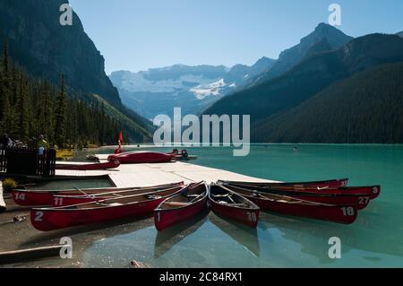 Kanus in Kanada zu mieten in Lake Louise, Alberta, Kanada. Stockfoto
