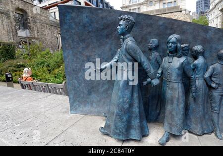 London, England, Großbritannien. Christ's Hospital Skulptur (Andrew F. Brown: 2017) Gedenken an das Krankenhaus von König Edward VIII im Jahr 1552 eröffnet, um Haus, füttern ein Stockfoto