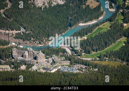 Banff Springs Hotel und der Bow River vom Sulphur Mountain aus gesehen, Banff, Alberta, Kanada. Stockfoto