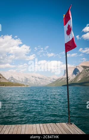 Kanadische Ahornblatt-Flagge auf Lake Minnewanka, Banff, Alberta, Kanada. Stockfoto