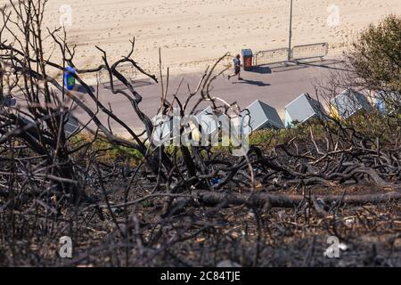 Bournemouth, Dorset, Großbritannien. Juli 2020. Nach dem Brand am West Cliff Beach, Bournemouth, der in der Strandhütte begann und verkohlte Überreste von Klippen über Strandhütten zeigte. Quelle: Carolyn Jenkins/Alamy Live News Stockfoto